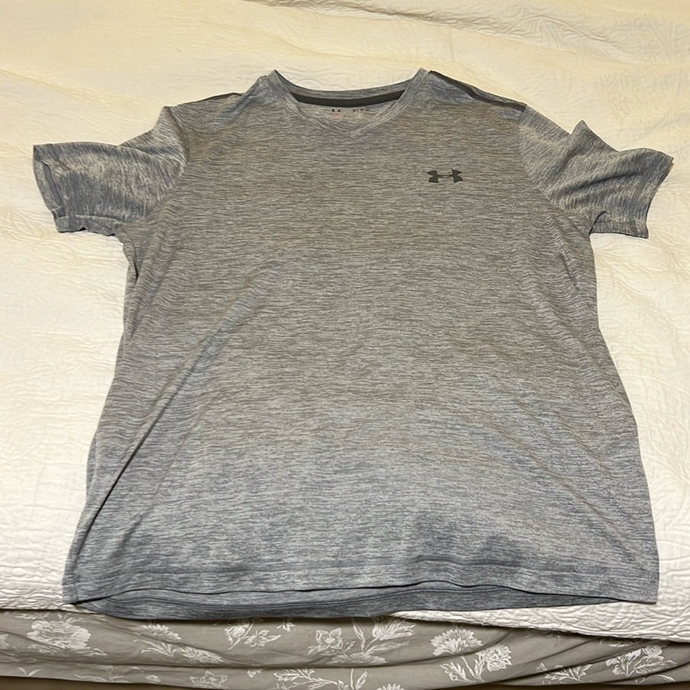 EUC Under Armour v-neck workout shirt - Medium
